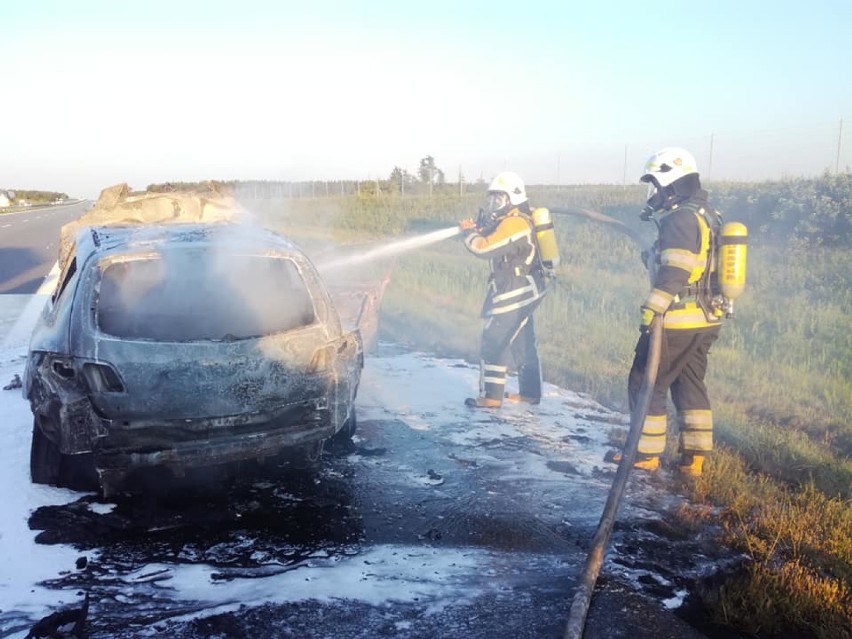 Mimo wysiłków strażaków, samochód osobowy doszczętnie spłonął