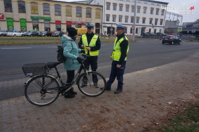 Policjanci z Zawiercia przypominali o podstawowych zasadach bezpieczeństwa pieszych i rowerzystów. Wręczali także odblaski. Czas jesienno-zimowy wymaga szczególnej ostrożności od poruszających się w ruchu drogowym oraz pieszych.