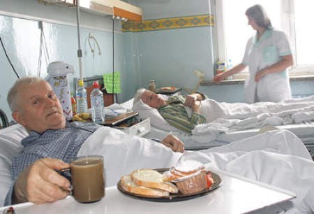 Andrzej Macek nie po raz pierwszy przebywa w szpitalu, ale takiego śniadania, jak w poniedziałek, jeszcze nikt mu nie serwował.