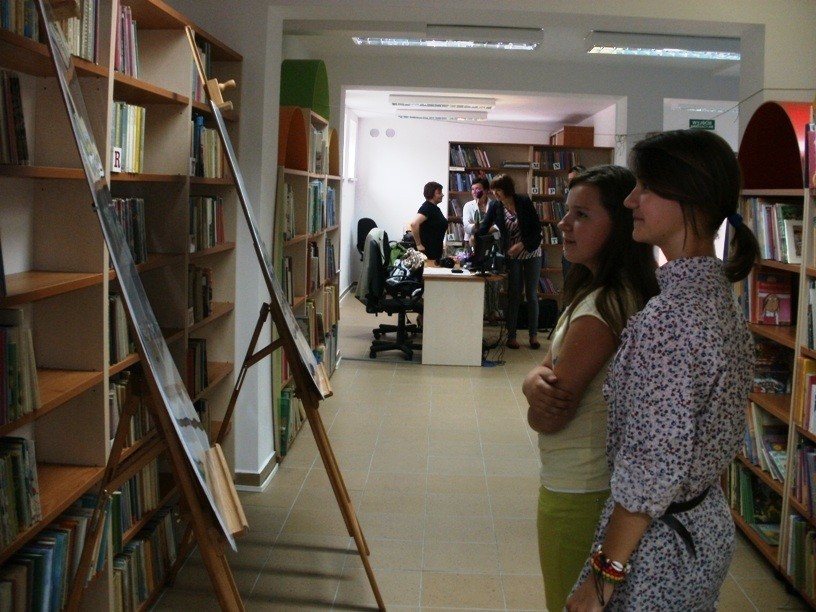 Wystawa fotografii w bibliotece w Starym Mieście