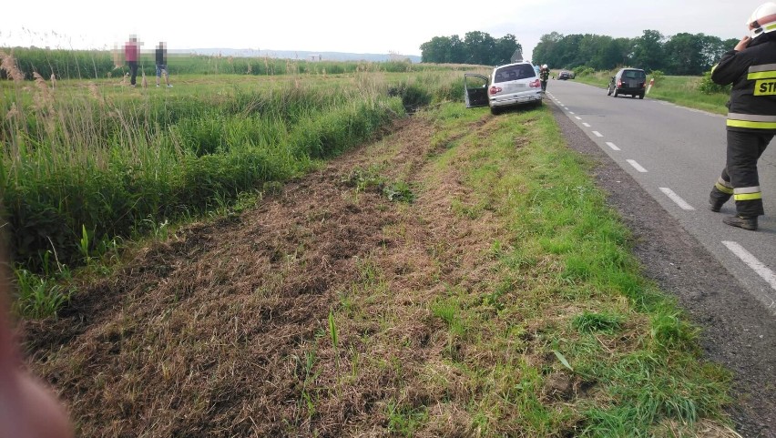 Zderzenie dwóch samochodów pod Gołańczą. Jedno auto wylądowało w rowie 