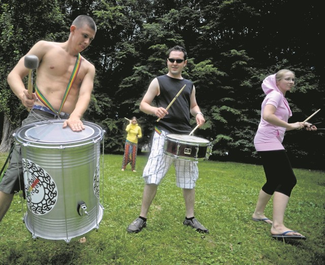 Nie jest to może nowojorski Central Park, ale 68 hektarów Pola Mokotowskiego i tak robi wrażenie. Przed II wojną światową Pole Mokotowskie było jeszcze większe! Park miał powierzchnię ponad 200 hektarów i pełnił funkcję toru wyścigów konnych. 

To najbardziej popularne miejsce do piknikowania w stolicy. Oprócz dużej przestrzeni znajdziemy tam także wiele tras do biegania albo jazdy na rolkach. W parku znajduje się też kilka pomników, m.in. pomnik Lotników Polskich, pomnik Tysiąclecia Jazdy Polskiej, a nawet pomnik Szczęśliwego Psa. Wbrew nazwie tylko część parku mieści się na Mokotowie, większość należy do Ochoty.