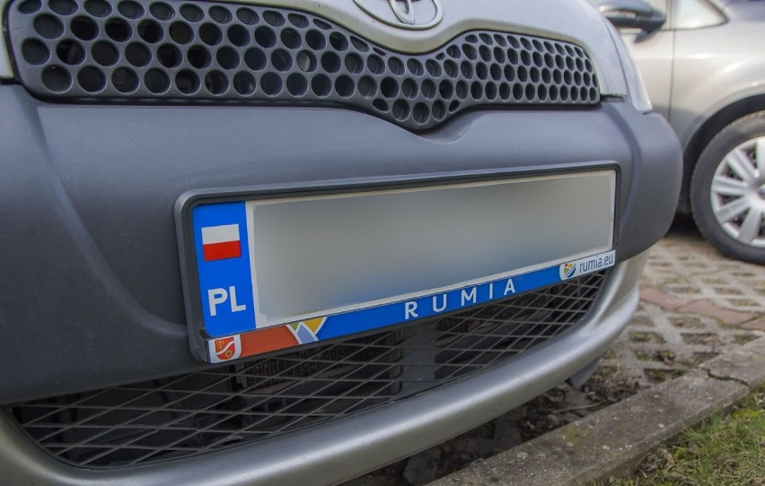 Rumianie dostali od miasta nakładki na tablice rejestracyjne | ZDJĘCIA