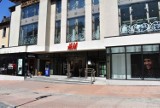 Zakopane. Na Krupówki wraca życie. Otworzyli sklep H&M