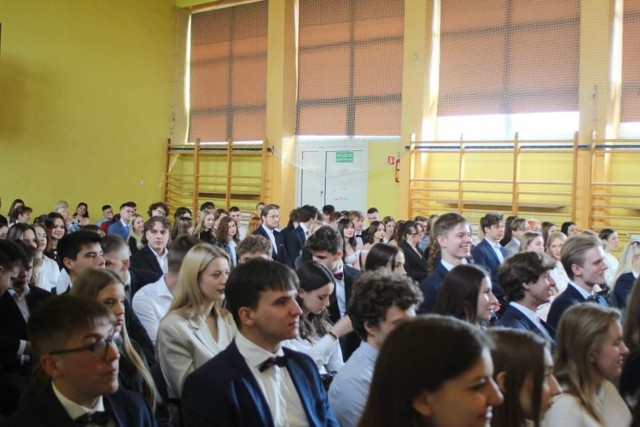 W piątek, 28 kwietnia w Liceum Ogólnokształcącym numer II imienia Joachima Chreptowicza odbyła się uroczystość pożegnania tegorocznych maturzystów. Były wspomnienia, życzenia oraz wyróżnienia.