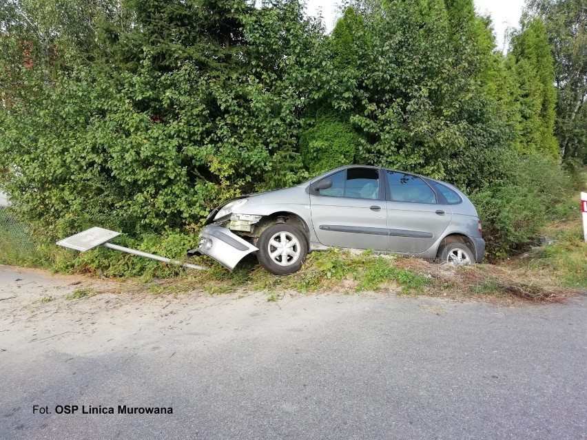 Lipnica Górna: samochód zjechał z drogi, ściął słup i wylądował w rowie [ZDJĘCIA]