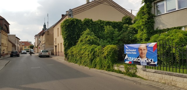 Ten banner powieszony na prywatnej posesji przy ulicy Ogrodowej w Sycowie został już na początku uszkodzony przez nieznanych wandali