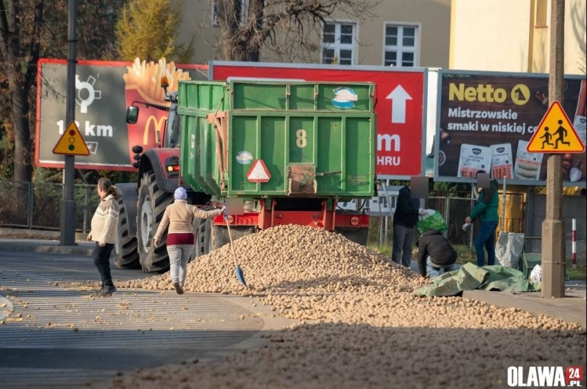 Ziemniaki wysypały się na jezdnię w Oławie 4.12.2022