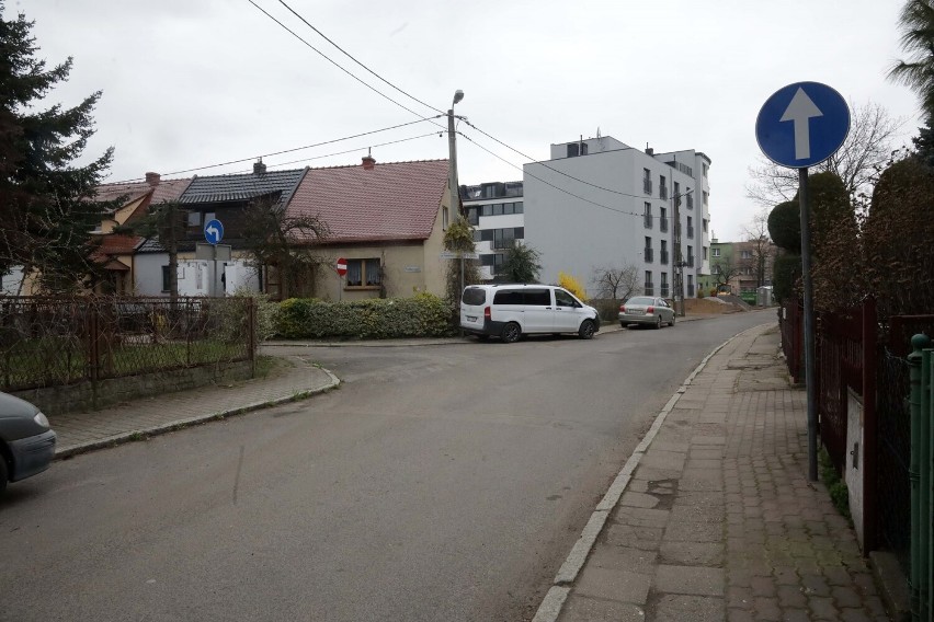 Znakowy galimatias w okolicach ulicy Okrężnej w Legnicy, zobaczcie zdjęcia