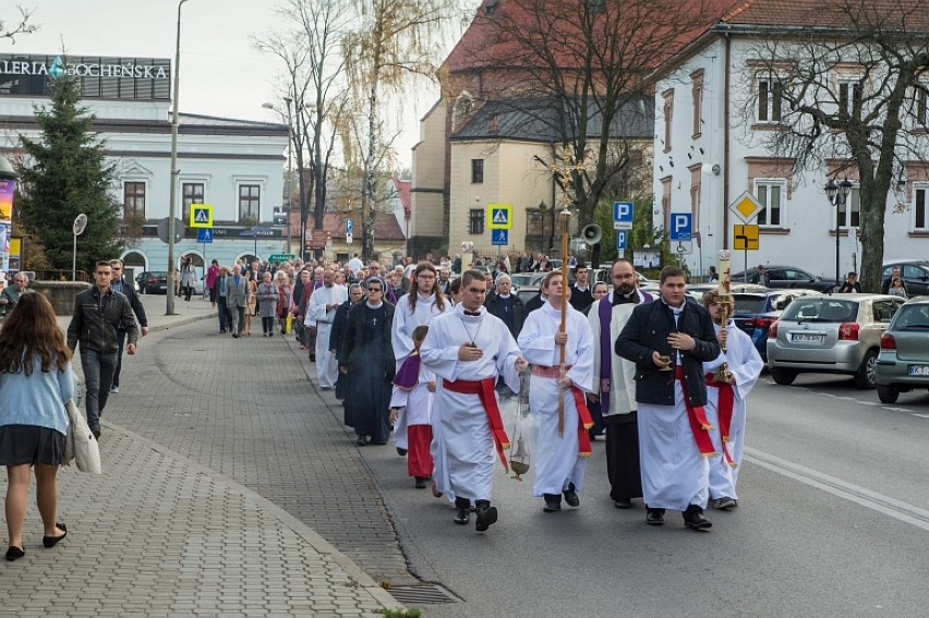 Dzień Wszystkich Świętych: tłumy odwiedzają stary cmentarz przy ulicy Orackiej w Bochni [ZDJĘCIA]
