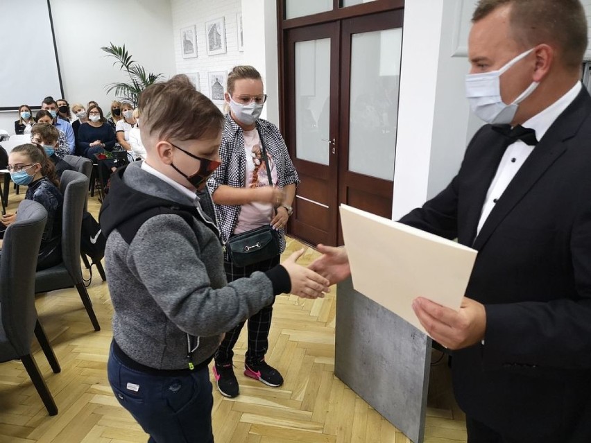 28 uczniów z gminy Gniewkowo odebrało z rąk burmistrza Adama...