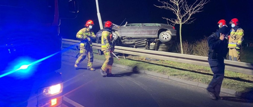 Wypadek na obwodnicy Wągrowca. Auto zatrzymało się dopiero na latarni