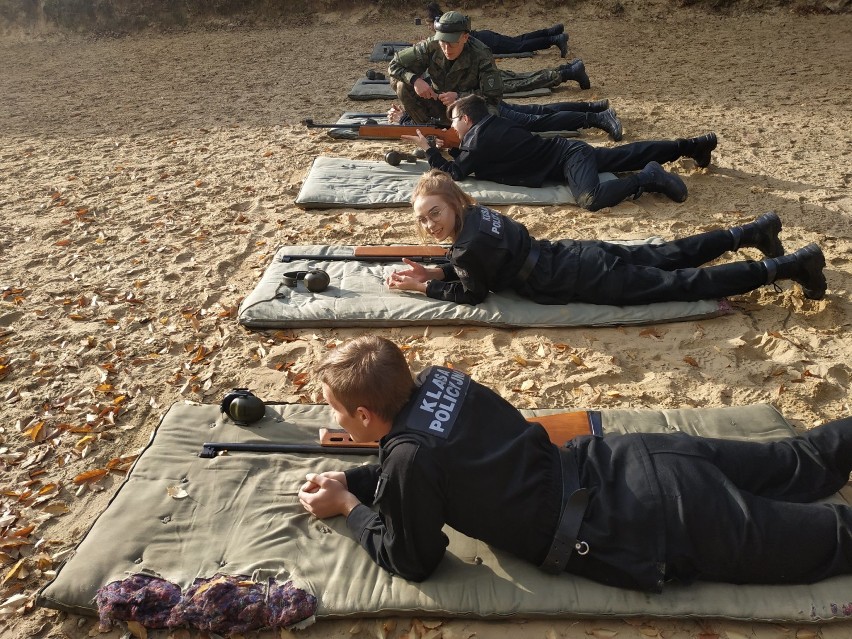 Uczniowie klas mundurowych ćwiczyli na strzelnicy pod okiem bełchatowskich strzelców [ZDJĘCIA]