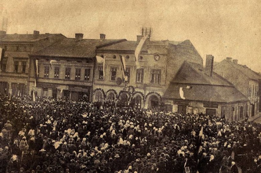 Patriotyczna manifestacja na Rynku w Oświęcimiu w 1916 roku