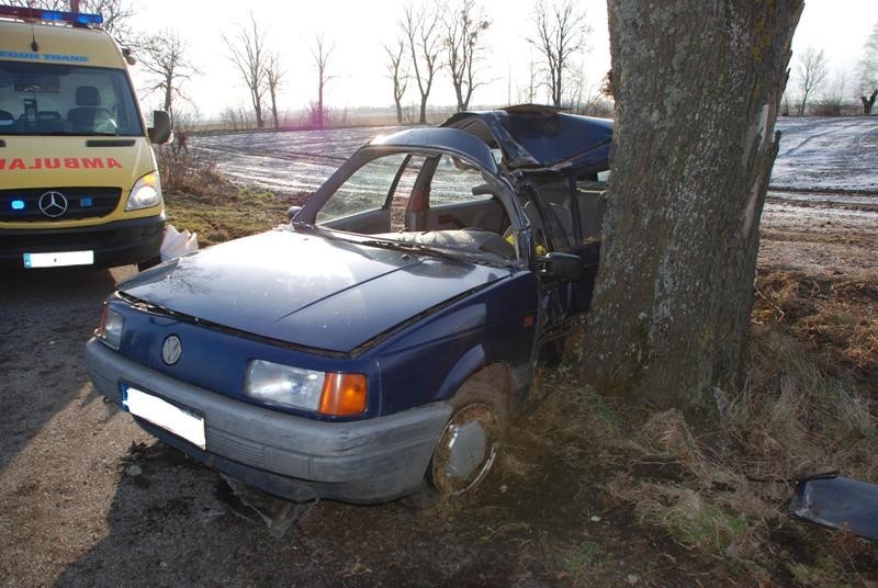 Wypadek w Żelisławkach. Samochód uderzył w drzewo