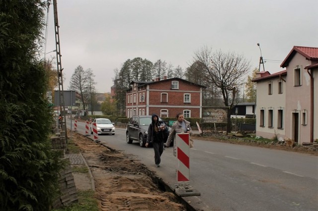 Trwa przebudowa drogi Skorzewo - Stężyca. Roboty drogowe powodują utrudnienia w ruchu.