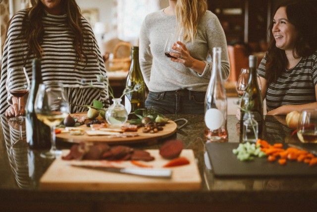 1. Restauracja

Szansa na to, że jakaś knajpka, większa czy mniejsza będzie miała parę wolnych stolików, jest spora. Idziemy poznawać nowe smaki, spędzać czas w miejscu, w którym nie trzeba zmywać, przygotowywać i można się tylko cieszyć czasem i towarzystwem.