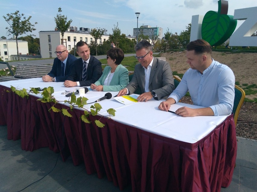 Podpisanie umowy odbyło się przed zielonogórską palmiarnią.