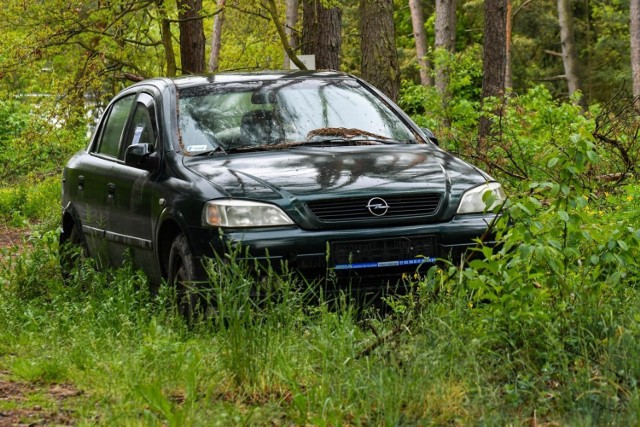 Wyrzucony pod las w gminie Osielsko opel astra długo był problemem, którym nikt nie chciał się zająć.
