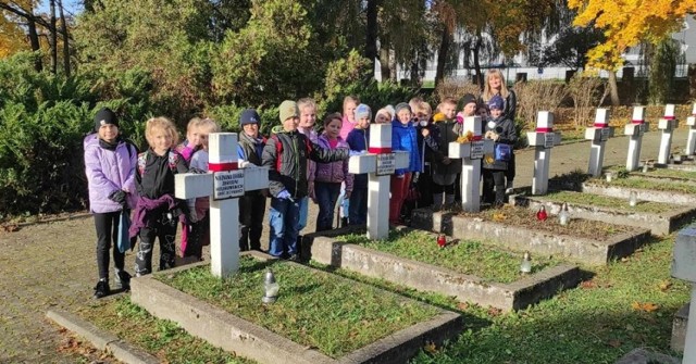 W poniedziałek, 30 października dzieci ze szkół podstawowych w Kielcach wzięły udział w akcji "Oddaj Chwałę Bohaterom" przygotowaną przez Stowarzyszenie "Kieleccy Patrioci".