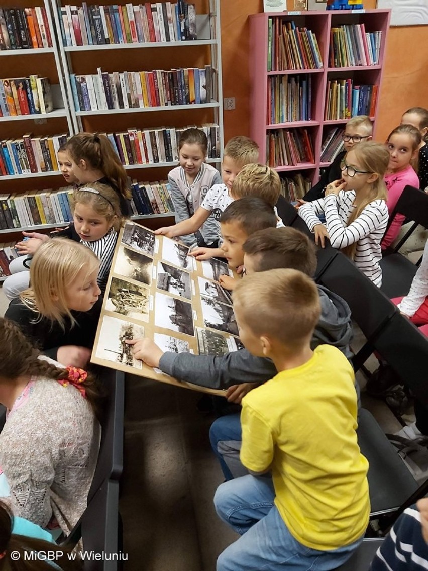 Wieś dawniej, wieś dziś - czyli ciekawa lekcja historii w filii bibliotecznej w Turowie [FOTO]