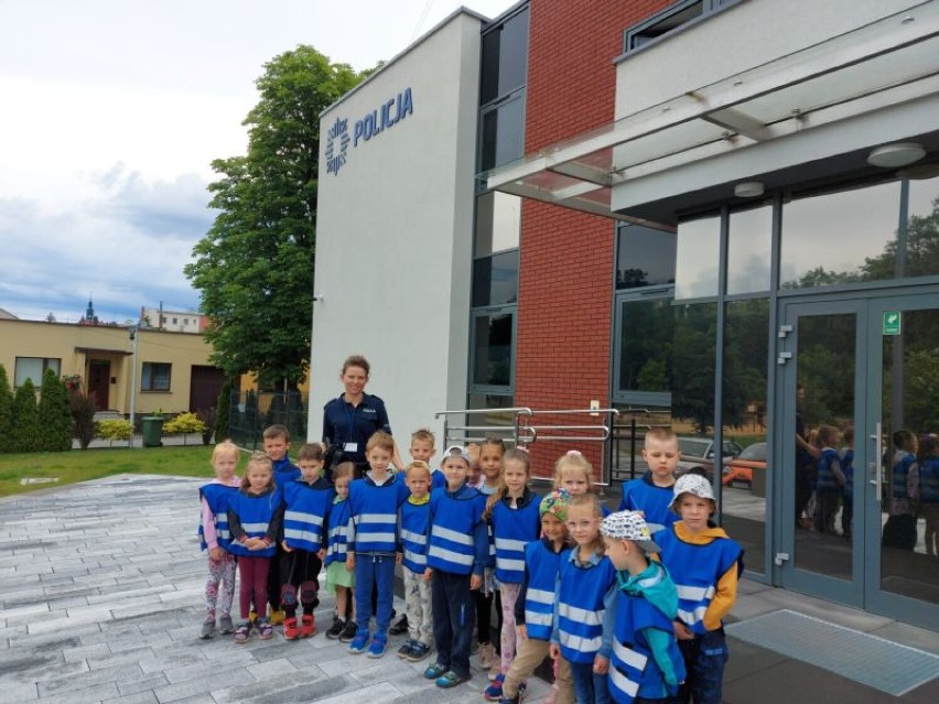 Przedszkolaki z dwójki odwiedziły sycowskich policjantów