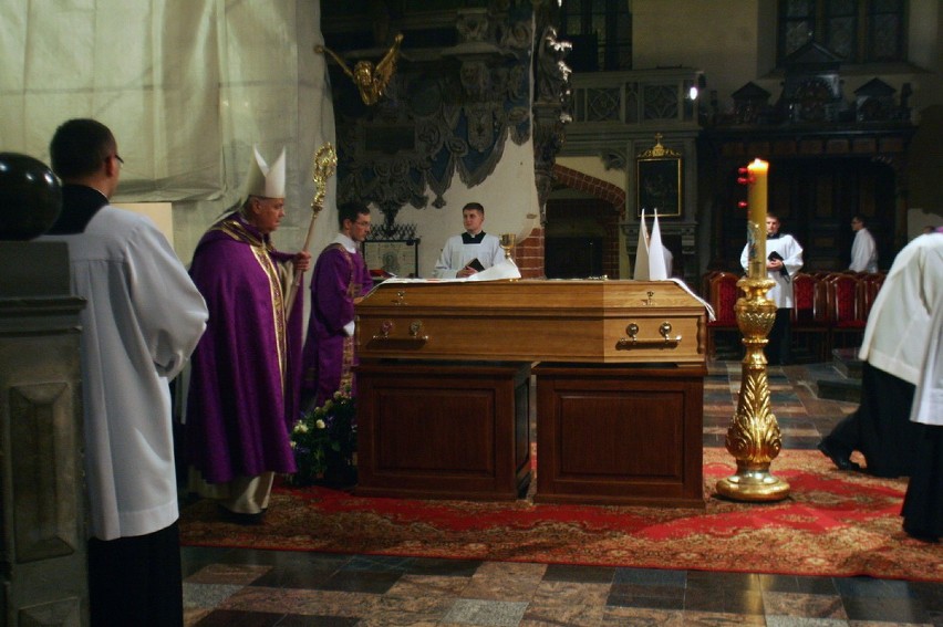 Uroczystości pogrzebowe księdza Władysława Bochnaka w Legnicy (ZDJĘCIA)