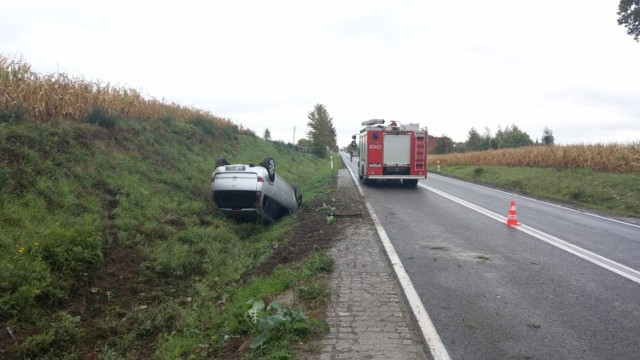 Na drodze krajowej nr 55 w  Stolnie  kierujący oplem zjechał z jezdni i wpadł do rowu, a następnie pieszo oddalił się z  tego miejsca. Kilka minut później policjanci go ujęli. Kolizji na  naszych drogach było więcej. 

Dyżurny chełmińskiej jednostki odebrał zgłoszenie o  zdarzeniu, do którego doszło na drodze K55 w Stolnie. 
- Z przekazywanych informacji wynikało, że kierujący osobówką wpadł do przydrożnego rowu po czym pieszo oddalił się z miejsca zdarzenia - mówi asp. Dorota Lewków, oficer prasowy KPP w Chełmnie. -  Funkcjonariusze, którzy niezwłocznie udali się na drogę krajową, zastali tam leżący w rowie opel meriva. W aucie nie było kierowcy ani żadnej innej osoby. W rozmowie ze świadkami policjanci ustalili wygląd kierującego i kierunek, w którym się oddalił. Niezwłocznie rozpoczęte przez nich poszukiwania doprowadziły do zatrzymania 35-latka odpowiadającego podanemu rysopisowi już po niespełna kilku minutach.

Jak się okazało, mieszkaniec powiatu toruńskiego w chwili zatrzymania był pijany. Badanie wykazało, że miał 1,57 promila alkoholu w wydychanym powietrzu. W KPP w Chełmnie prowadzone jest postępowanie, które pomoże wyjaśnić okoliczności i przyczyny zdarzenia. Za kierowanie pojazdem mechanicznym w stanie nietrzeźwość grozi do lat dwóch pozbawienia wolności. Straty oszacowano na 6 tys. złotych. 

Także na drodze krajowej nr 55 w Stolnie 42-letni kierujący volkswagenem w wyniku niedostosowania prędkości do warunków stracił panowanie nad  autem i zjechał do przydrożnego rowu. Dostał mandat. Był trzeźwy.
Na tej samej trasie - również w Stolnie - 49-letnia kierująca citroenem jadąca w kierunku Grudziądza, na prostym odcinku straciła panowanie nad  pojazdem, wjechała do  rowu i dachowała. Straty oszacowano na 11 tys. złotych. Mieszkanka powiatu bydgoskiego była trzeźwa, mandatu nie uniknęła. 
Z kolei na ul. Chełmińskiej w  Unisławiu 19-letni kierujący  fiatem nie dostosował prędkości do warunków, wpadł poślizg i uderzył w krawężnik oddzielający chodnik od jezdni. Policjanci wypisali mandat. Sprawca stłuczki był trzeźwy.

Także w Grubnie, na drodze krajowej nr 91, doszło do kolizji. 44-letnia kierująca volkswagenem passatem wjechała na skrzyżowanie na czerwonym świetle w wyniku czego  nie ustąpiła pierwszeństwa przejazdu kierującemu toyotą corollą. Mieszkanka Świecia została ukarana mandatem, a kierująca toyotą trafiła do szpitala. Kierujący byli trzeźwi. Droga była zablokowana w obu kierunkach. Straty oszacowano na 35 tys. złotych. 

Natomiast na skrzyżowaniu ulic Wodnej z Rycerską w Chełmnie 42-letni kierujący volkswagenem golfem nie ustąpił pierwszeństwa przejazdu i doprowadził do zderzenia z motorowerem tao tao. Mandat był karą za  wykroczenie dla chełmnianina, który był trzeźwy.

Do kolejnej stłuczki w poniedziałkowy poranek doszło w  Pilewicach. Tam  27-letni kierujący citroenem i 57-letni kierujący ciężarowym manem  nie zachowali bezpiecznego odstępu podczas wymijania i doprowadzili do stłuczki.  Mundurowi pouczyli współsprawców za wykroczenia. Oboje byli trzeźwi. Straty wstępnie oszacowano na  30 tys. złotych.