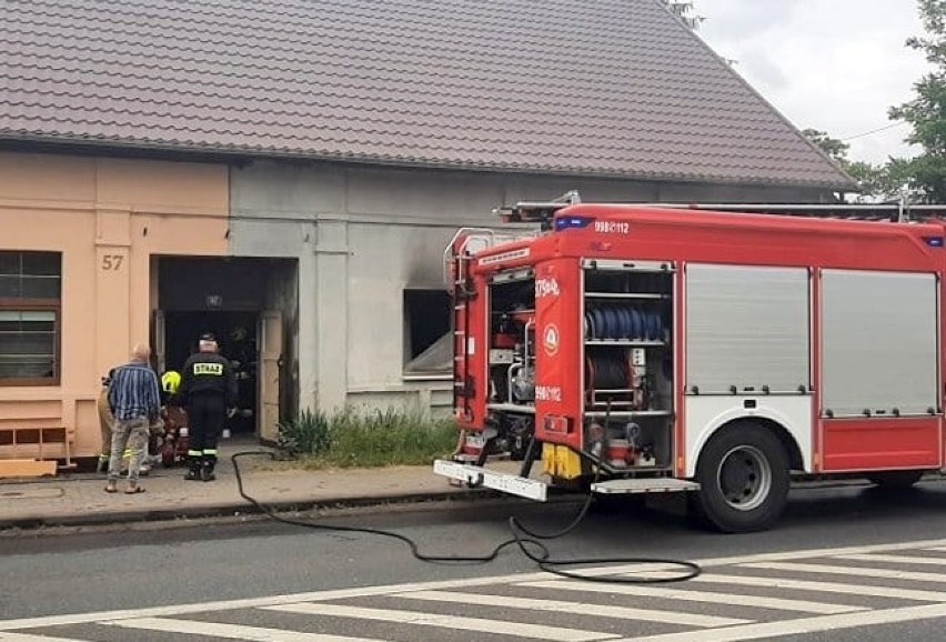 W gaszeniu pożaru w centrum Trzebiszewa wzięło udział kilka...