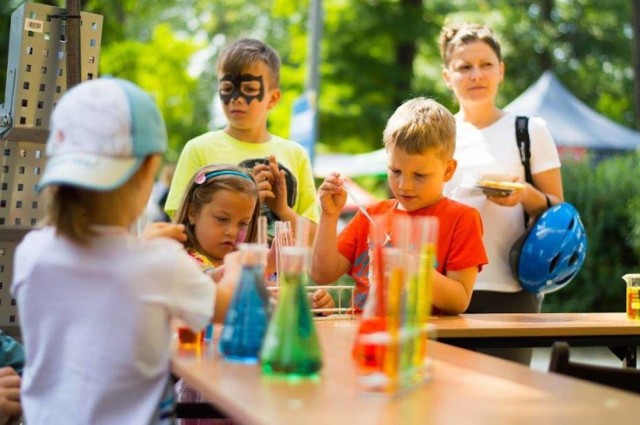 DZIEŃ OJCA NA WYSPIE SŁODOWEJ. PROGRAM

godz. 13:00 – Laurka „w garniturze” dla Taty z książkami w butonierce – warsztaty plastyczne
godz. 14:00 – Podróż Tatusia Muminka do Wrocławia – wirtualna podróż w zaczarowanym namiocie
godz. 15:00 – Muminki szaleją na wyspie – zabawa rodzinna z profesjonalnymi aktorami
godz. 16:00 – Gry i zabawy ruchowe z Małą Mi
godz. 17:00 – Wspólnie robimy teatrzyk „Lato Muminków na Wyspie” 

Zobacz też: Dzień Ojca na Wyspie Słodowej (ATRAKCJE)