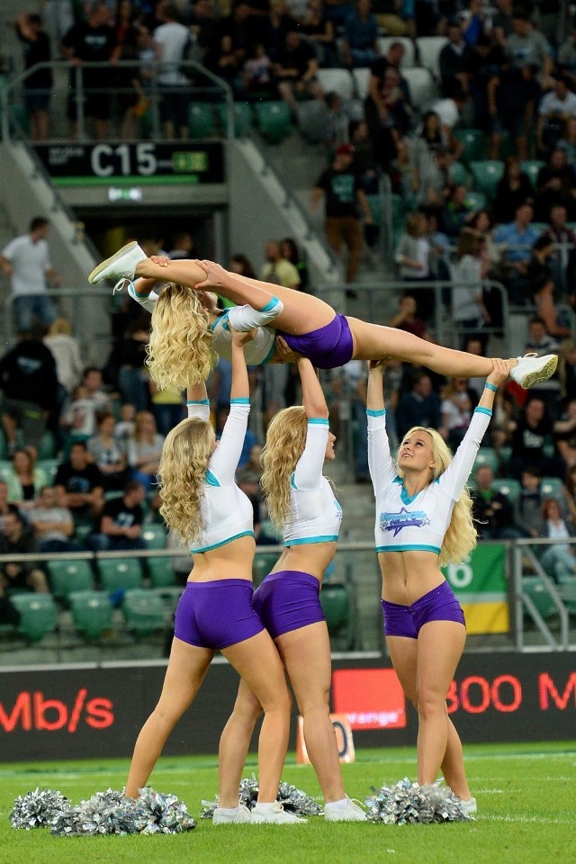 Widzowie, którzy wybiorą się na stadion przy al. Piłsudskiego w Łodzi obejrzą nie tylko trzymający w napięciu mecz futbolistów, ale także show Warsaw Elite Cheerleaders