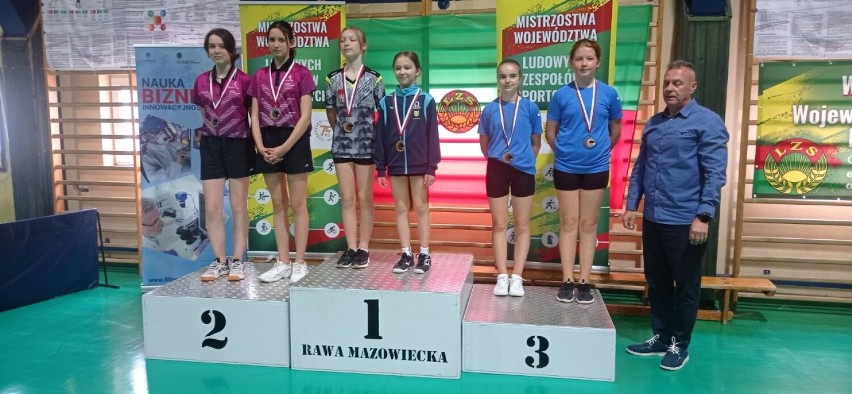 Medale tenisistów UMLKS Radomsko w Mistrzostwach Województwa LZS. ZDJĘCIA