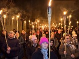 Droga krzyżowa w Tomaszowie. Tłumy wiernych przeszły ulicami miasta. ZDJĘCIA, FILM