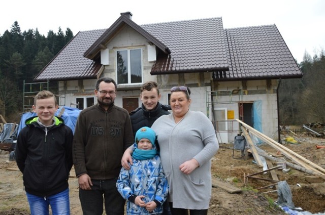 Tydzień temu odwiedziliśmy rodzinę pogorzelców. Cieszyli się, że ich nowy dom już stoi