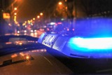 Kierowca forda potrącił dwóch policjantów na al. Wojska Polskiego w Zielonej Górze. Uciekł z miejsca wypadku. Policjanci mają pasażera auta