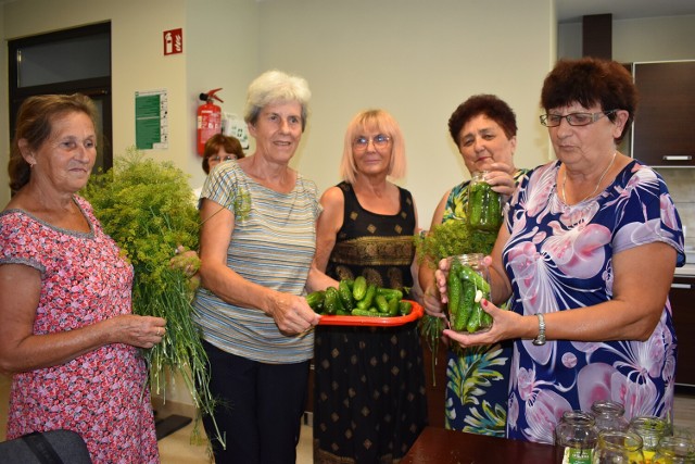 Członkinie łużniańskiego Klubu Seniora nie mają czasu na nudę. Ciągle w biegu, od dożynkowej sesji fotograficznej do kiszenia ogórków