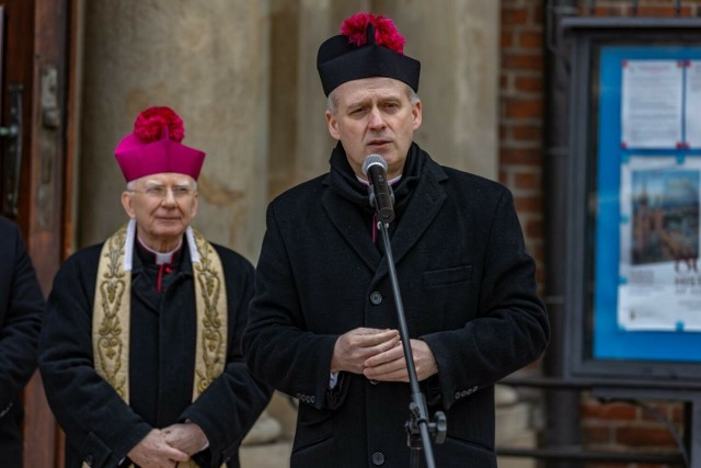 Abp Marek Jędraszewski (po lewej) wezwał ks. Dariusza Rasia (z prawej) do złożenia rezygnacji z urzędu proboszcza parafii Mariackiej.