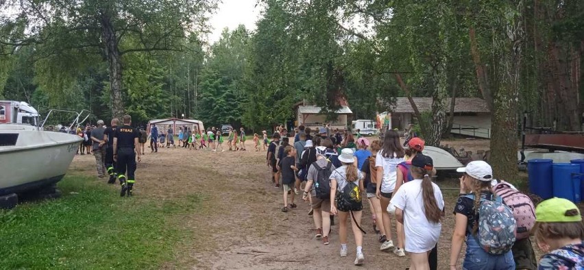 Ewakuowano obóz harcerski nad Zalewem Sulejowskim. Policja sprawdzała, czy uczestnicy są bezpieczni ZDJĘCIA