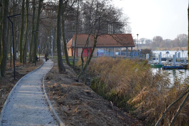 Nowa ścieżka pieszo-rowerowa będzie wiodła od przystani żeglarskiej do dawnego amfiteatru. Stanowi przedłużenie już istniejącego ciągu pieszo-rowerowego wiodącego od mostku na Kanale Juranda do mariny.
Prace budowlane kosztują ponad 900 tys. złotych, wykonują je pracownicy Zakładu Gospodarki Komunalnej i Mieszkaniowej.