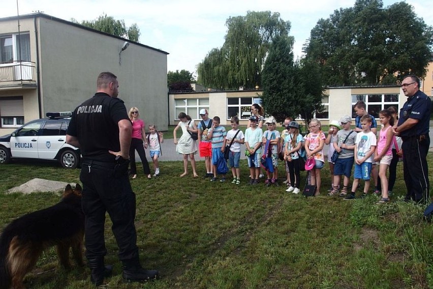 Policjanci odwiedzili dzieci wypoczywające na półkoloniach w...