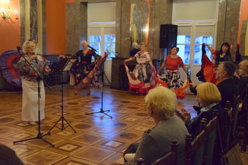 Kolejna edycja Senior Show w Wojewódzkim Domu Kultury w Kielcach. Były śpiewy i tańce. Zobacz zdjęcia