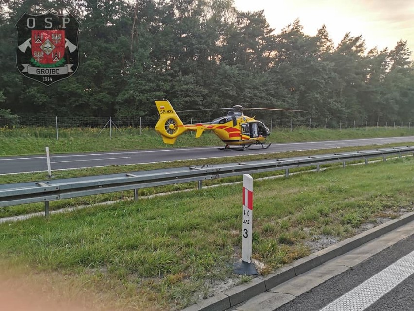Wypadek na autostradzie A4 w Chrzanowie. Samochód dachował, cztery osoby ranne. W akcji helikopter LPR