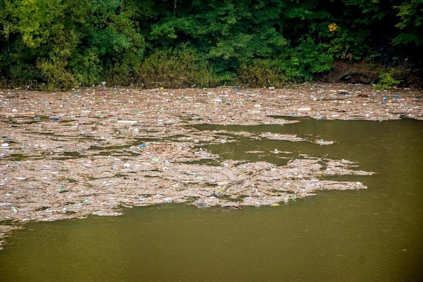 Ogromna śmie­ciowa wyspa na jezio­rze Bystrzyc­kim w Zagó­rzu Ślą­skim. Zobacz, co zostawili turyści 