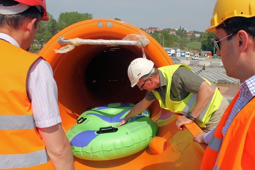 Kalisz: Zewnętrzne baseny w aquaparku już napełnione wodą! Otwarcie za niespełna miesiąc. FILM, FOTO
