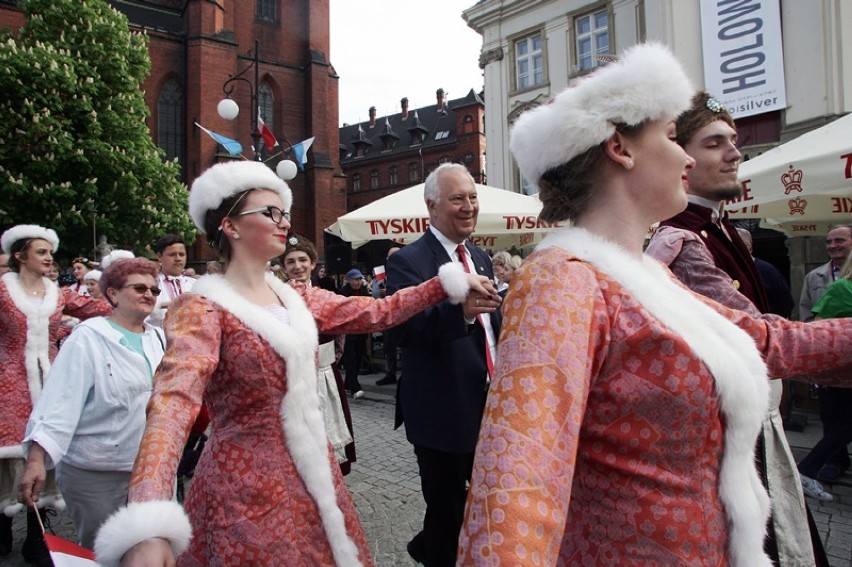 Zatańczyli Poloneza z okazji Dnia Flagi w Legnicy [ZDJĘCIA]