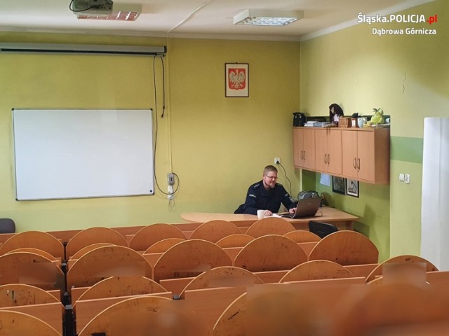 Aspirant Damian Korczyński rozpoczął cykl zajęć online z dąbrowskimi uczniami