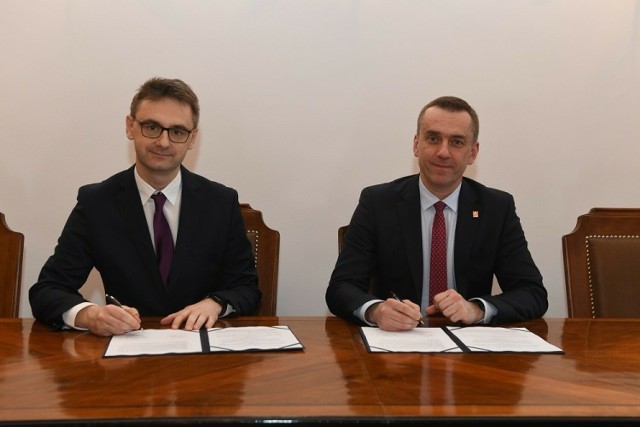 Marcin Karp, członek Zarządu GE Medical Systems Sp. z o.o. (z lewej) i prof. Andrzej Szarata, rektor PK podpisali porozumienie o współpracy