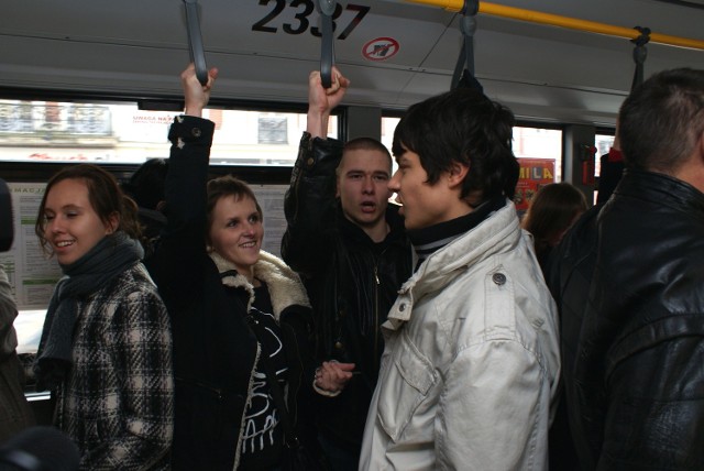 W autobusie śpiewali uczniowie Zamoya