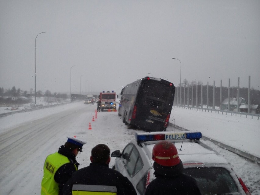 - Pasażerowie nie mogą wysiąść, bo autobus oparł się o...