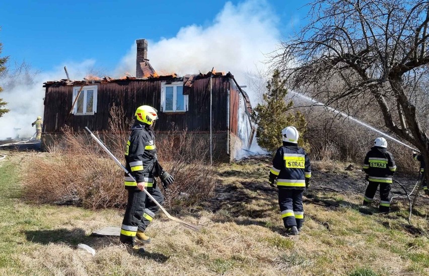 Pożar w Ujkowicach pod Przemyślem. Pięć zastępów strażaków gasiło pożar drewnianego domu [ZDJĘCIA]